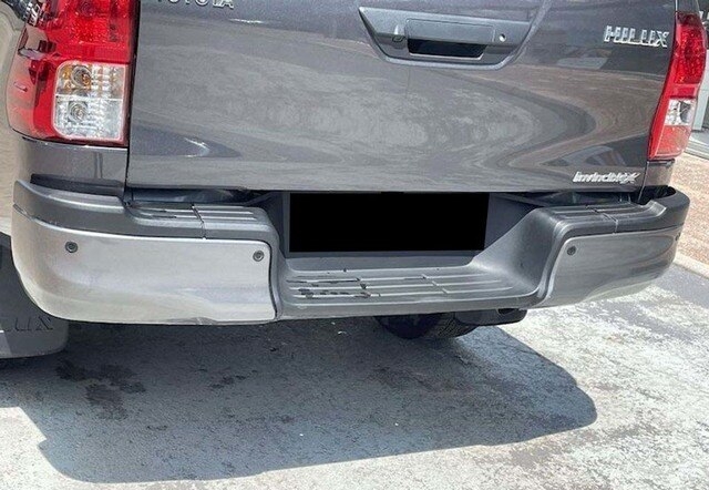 2019 TOYOTA HILUX MANUAL DIESEL - Image 3