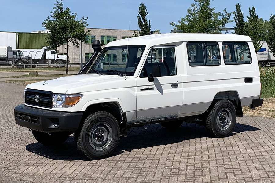 Toyota Land Cruiser HZJ78L 4×4 Hard Top - Image 2