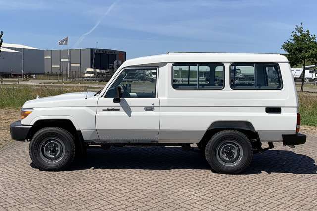 Toyota Land Cruiser HZJ78L 4×4 Hard Top - Image 3