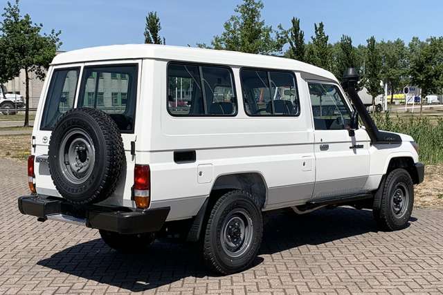 Toyota Land Cruiser HZJ78L 4×4 Hard Top - Image 4